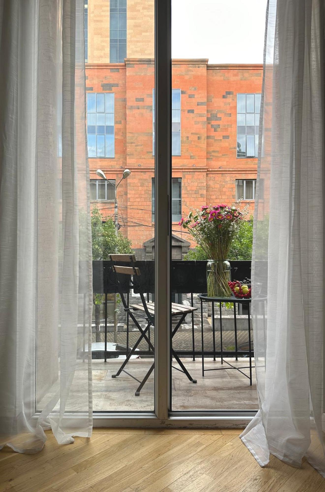 Your Charming Home, Steps To Republic Square Yerevan Ngoại thất bức ảnh